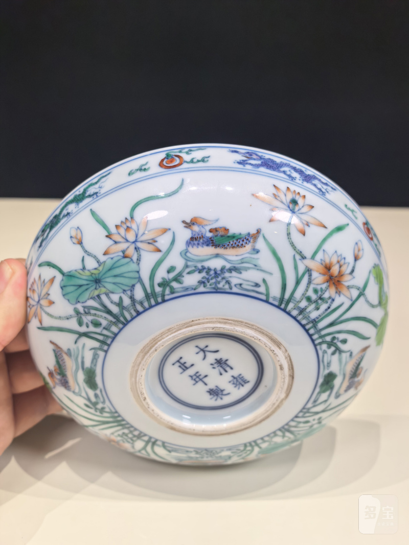 清雍正 斗彩鸳鸯荷塘图卧足盘一对 - 图8
